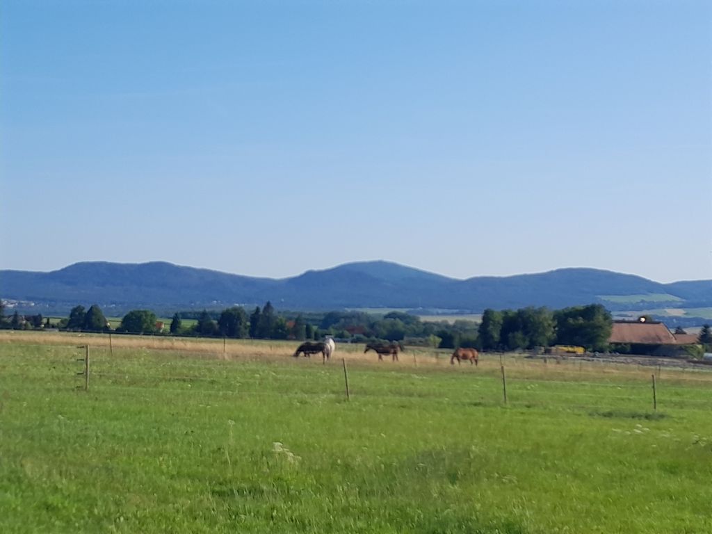 Camping an der Pferdekoppel mit Gebirgsblick