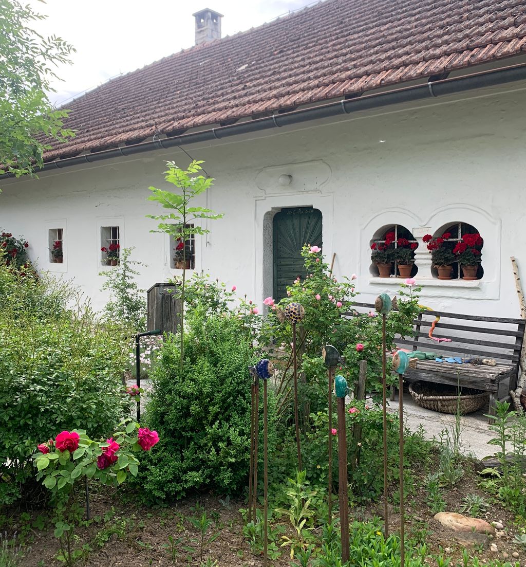 Aparcamiento junto a la antigua casa de pescadores cerca de Wels y Linz