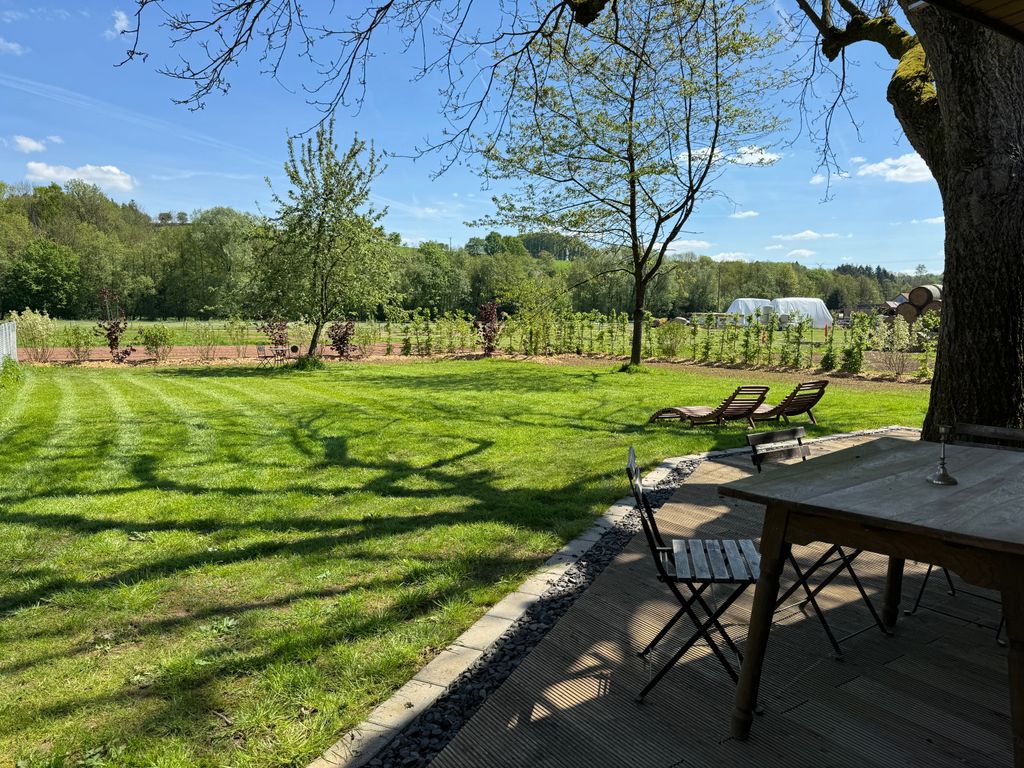 Mini campamento en una antigua granja con instalaciones sanitarias y electricidad