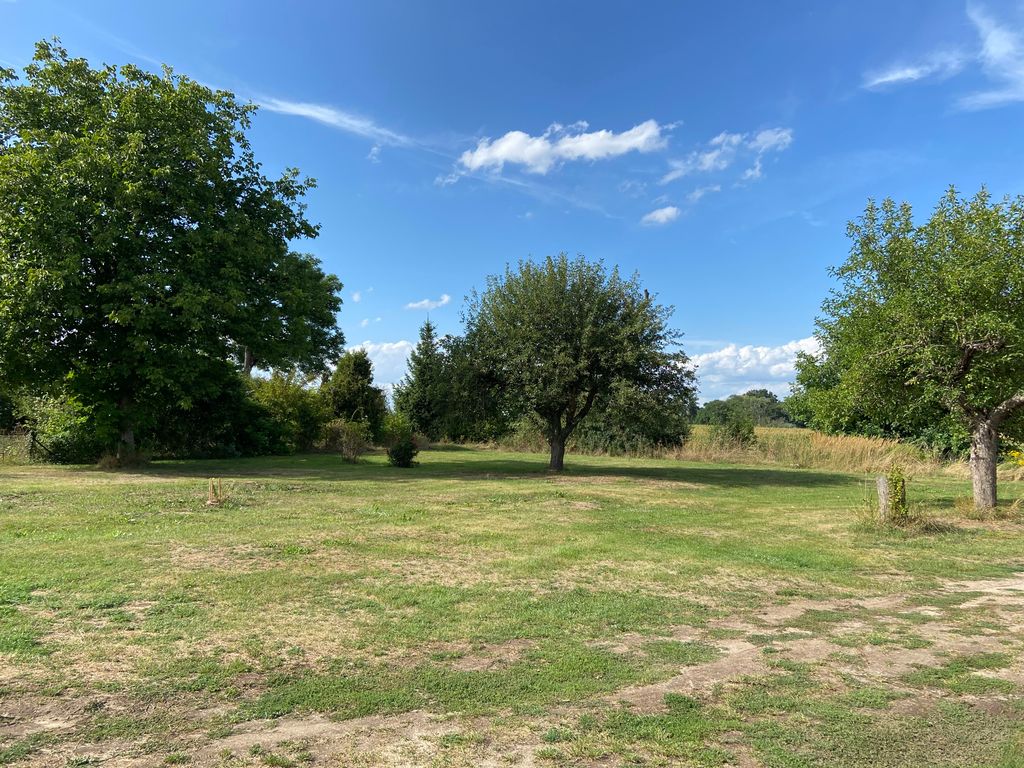 Piazzola tranquilla ai margini di un campo 