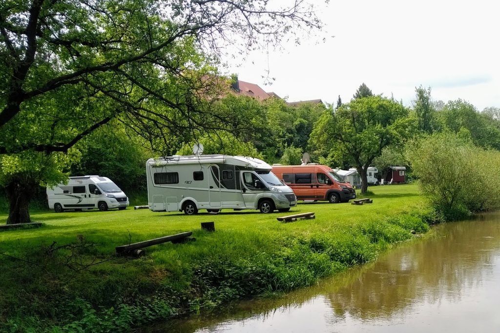 Camping y piragüismo entre castillos y viñedos