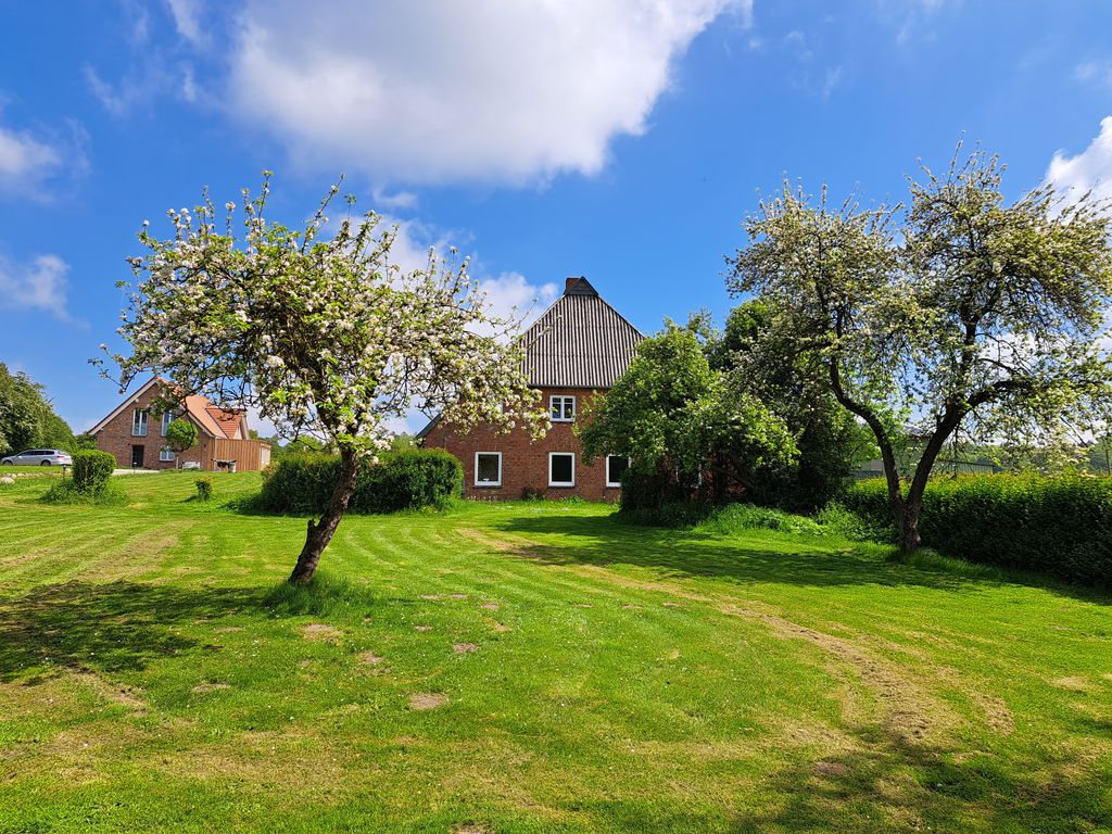 Tiempo libre en el huerto del granjero frente a la bahía de Lübeck