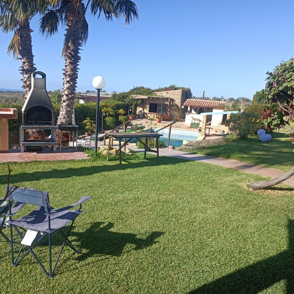 Tranquilo Glamping Villa con vistas a la piscina y terraza