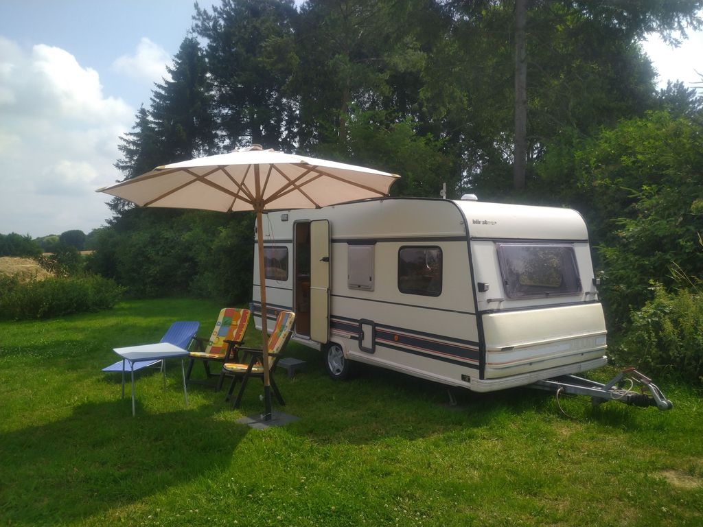 Wohnwagen auf einer schönen Wiese mit Fernblick