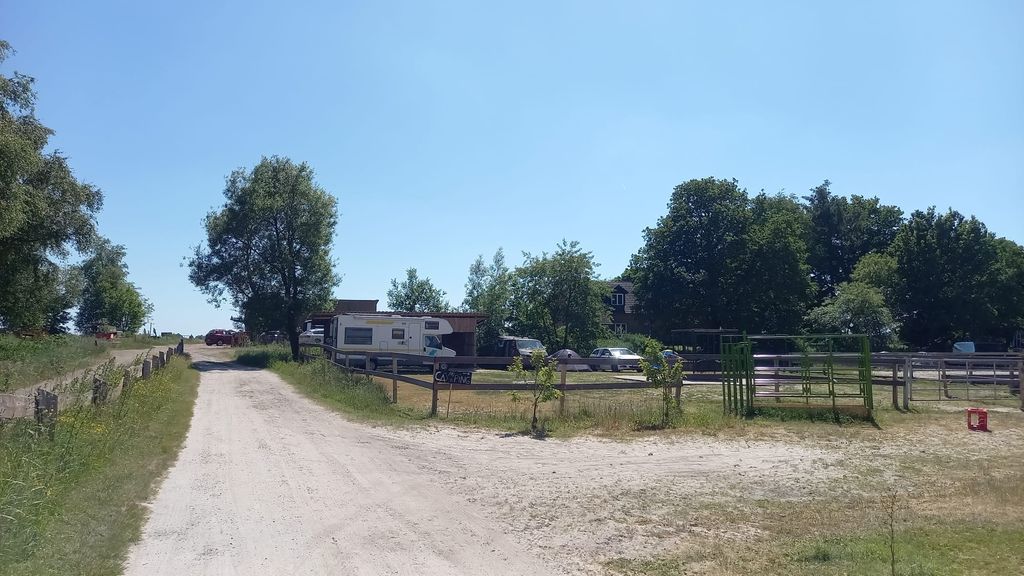 Rancho con caballos y ganado en el canal Ems-Jade