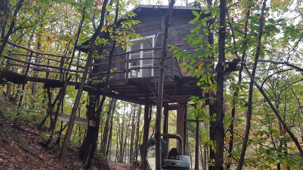 Profitez d'une cabane confortable dans une forêt privée