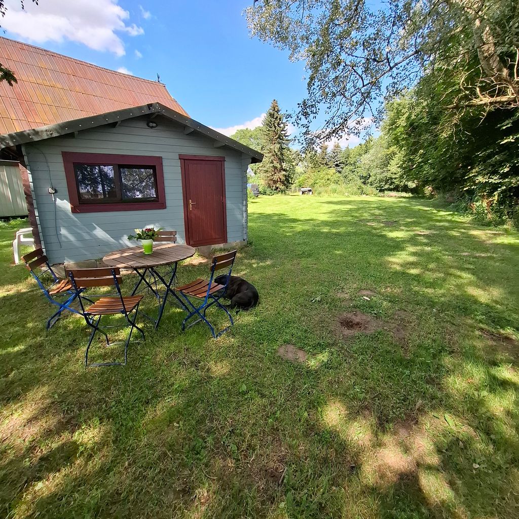 Kleine Holzhütte nahe Rostock mitten im Grünen