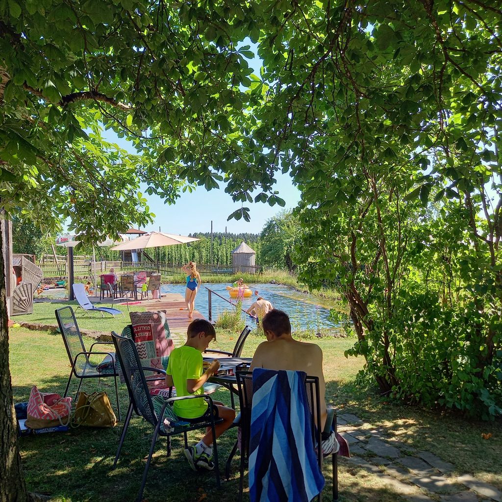 Granja de vacaciones con piscina natural
