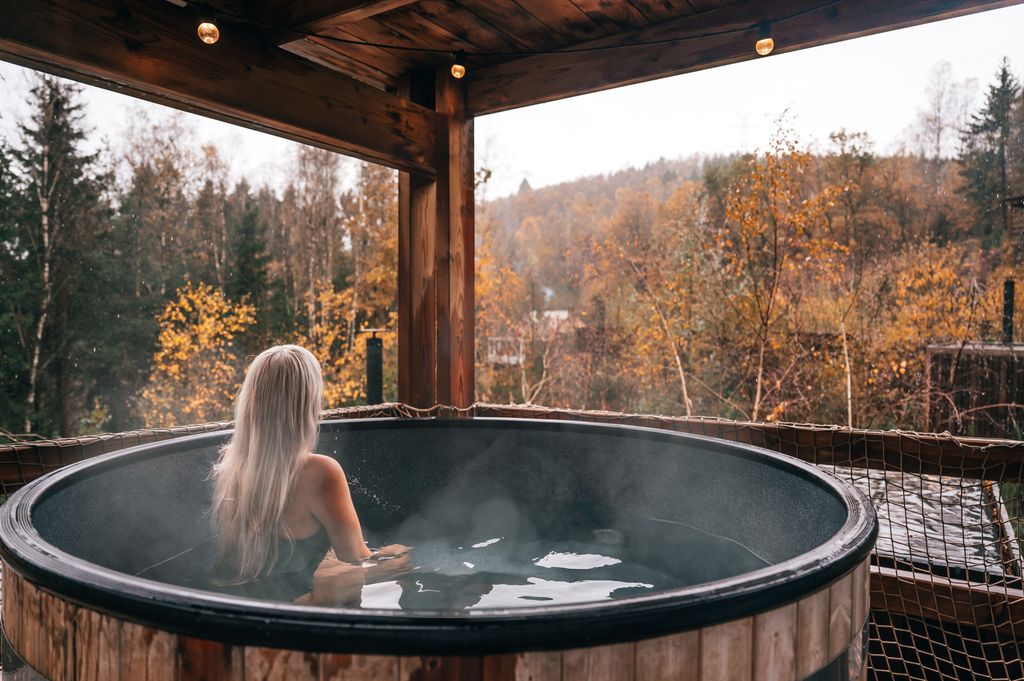 Tree Trunk mit Hot Tube in der belgischen Natur