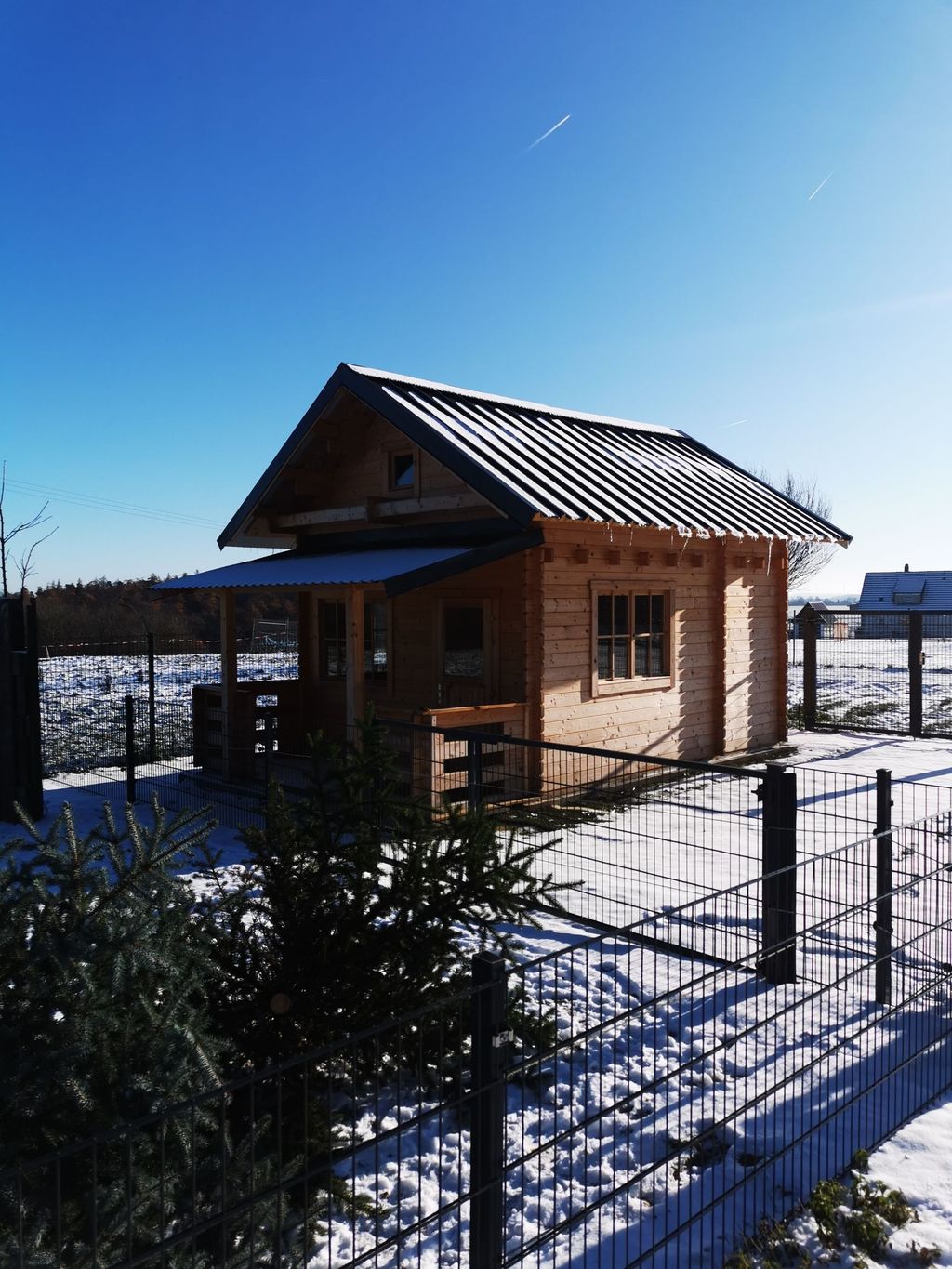 Pernottamento nella capanna di legno presso il recinto degli asini