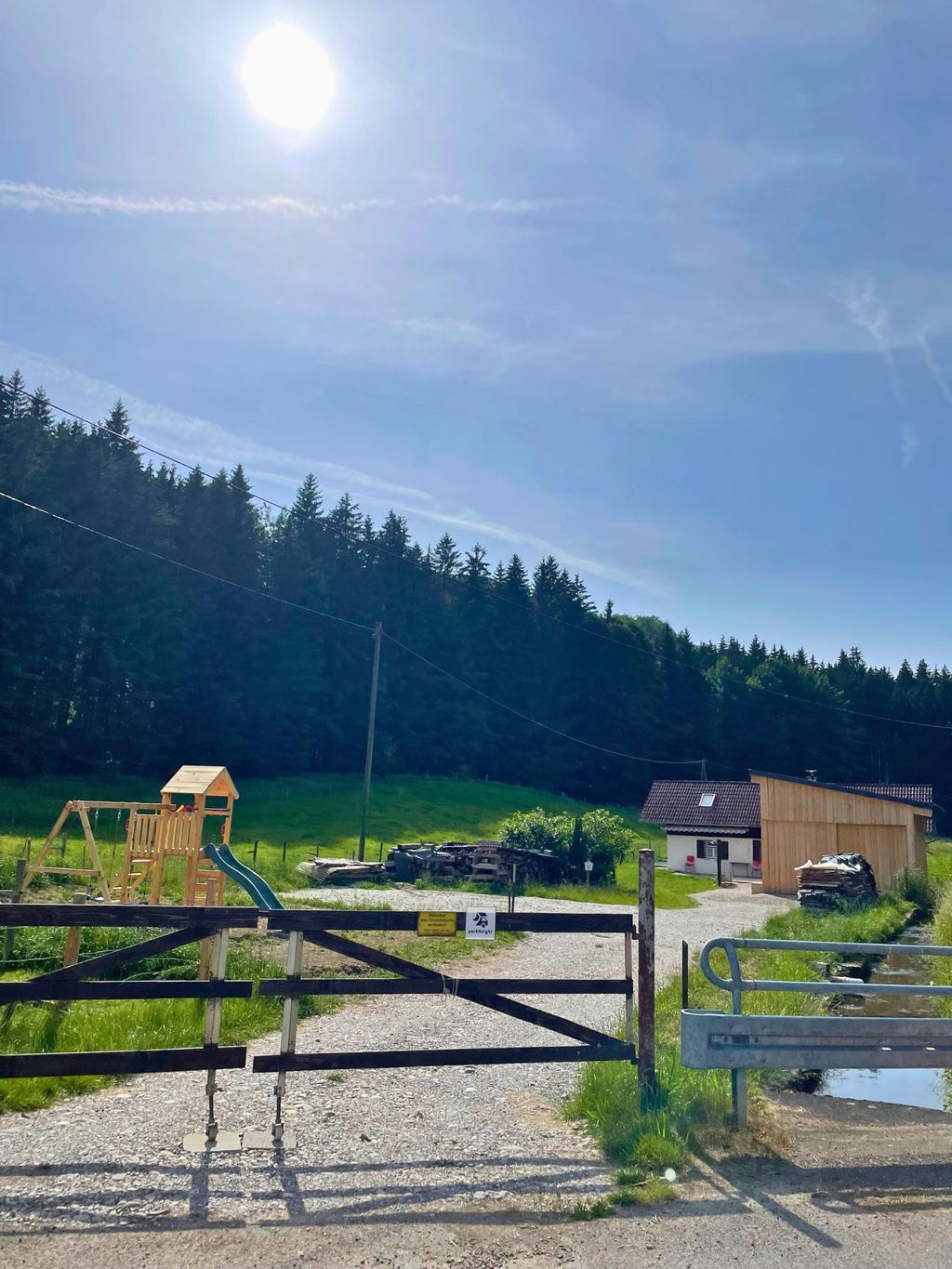 Pernottamento presso un ruscello impetuoso