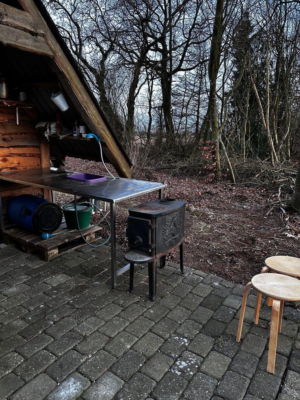 A cozy off-grid retreat in the woods