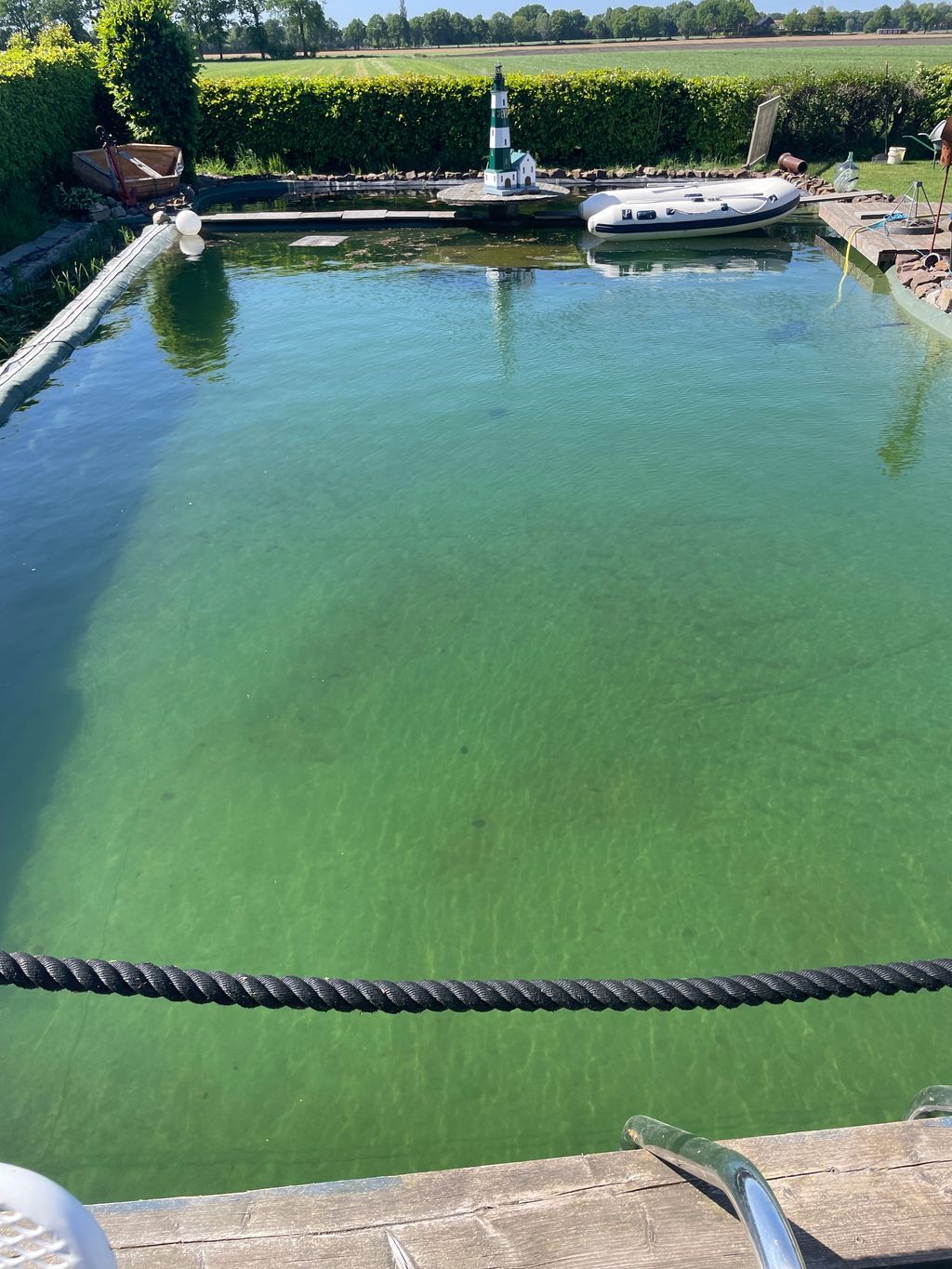 Passer la nuit dans une roulotte de chantier près de l'étang de natation