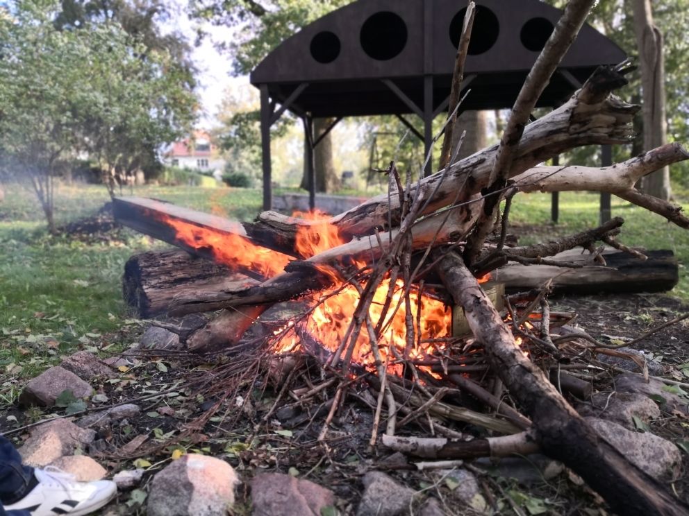 Tienda de campaña glamping en el parque señorial junto al lago en Mecklemburgo
