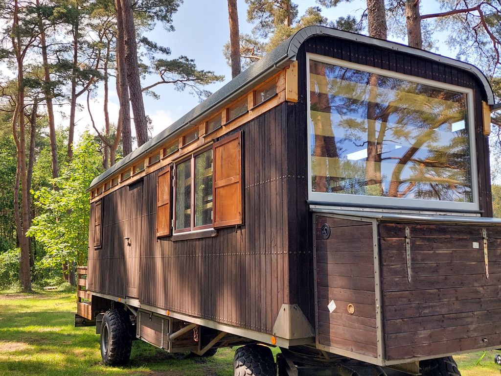 Schäferwagen auf naturnahmen Campingplatz