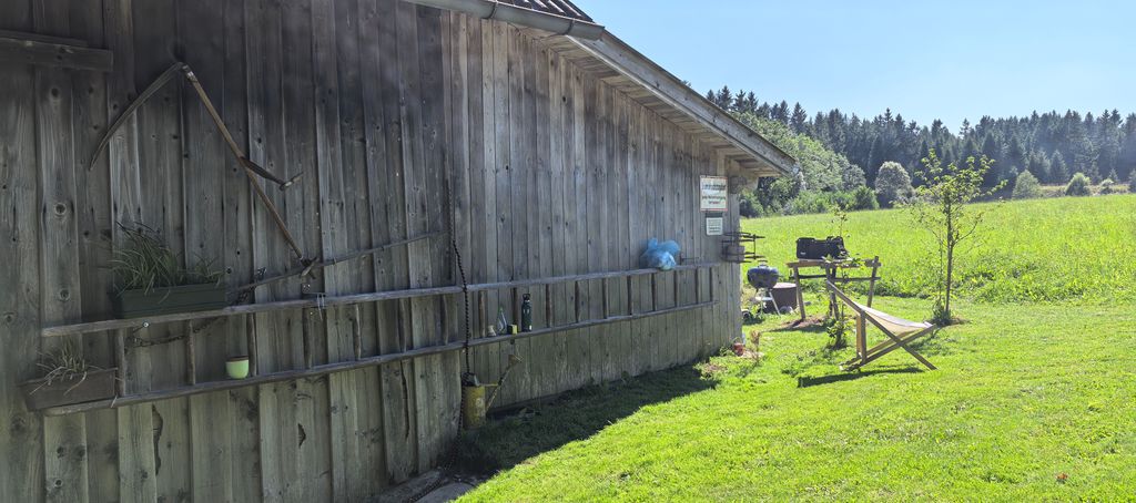 Camping sur l'alpage et au bord du ruisseau à 800 mètres d'altitude