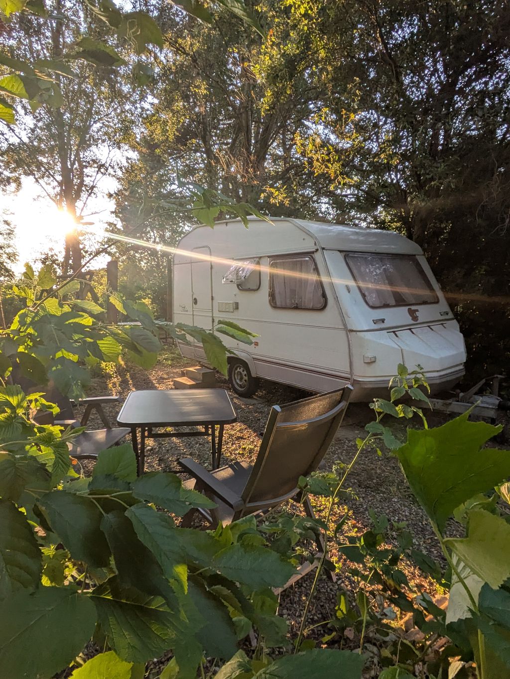 Gemütlicher kleiner Wohnwagen mit Meerblick