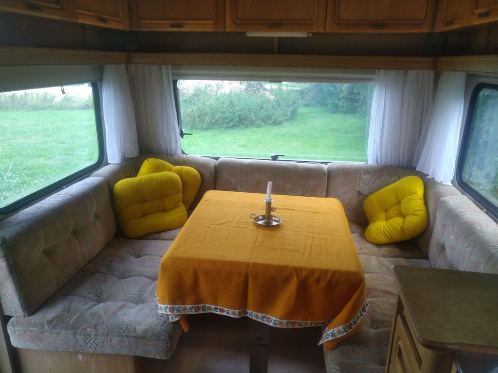 Wohnwagen auf einer schönen Wiese mit Fernblick