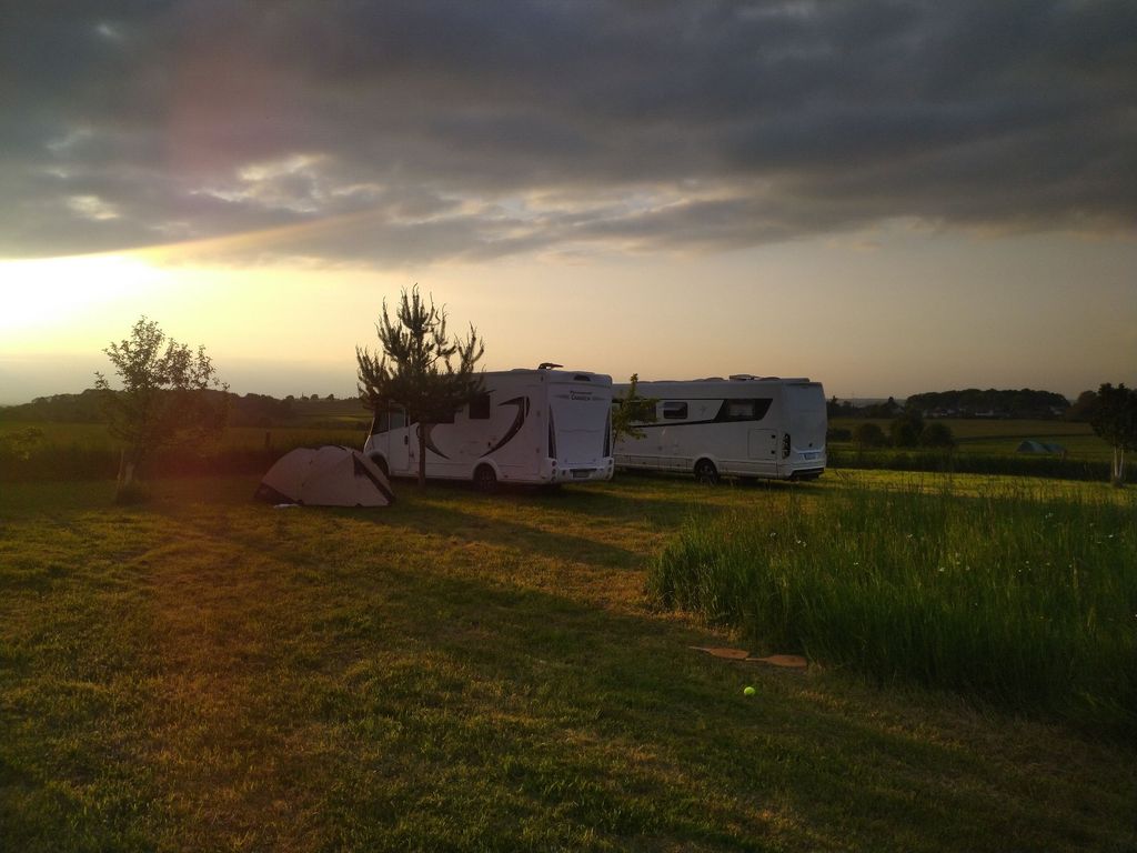 Prairie avec vue lointaine non loin du Siebengebirge