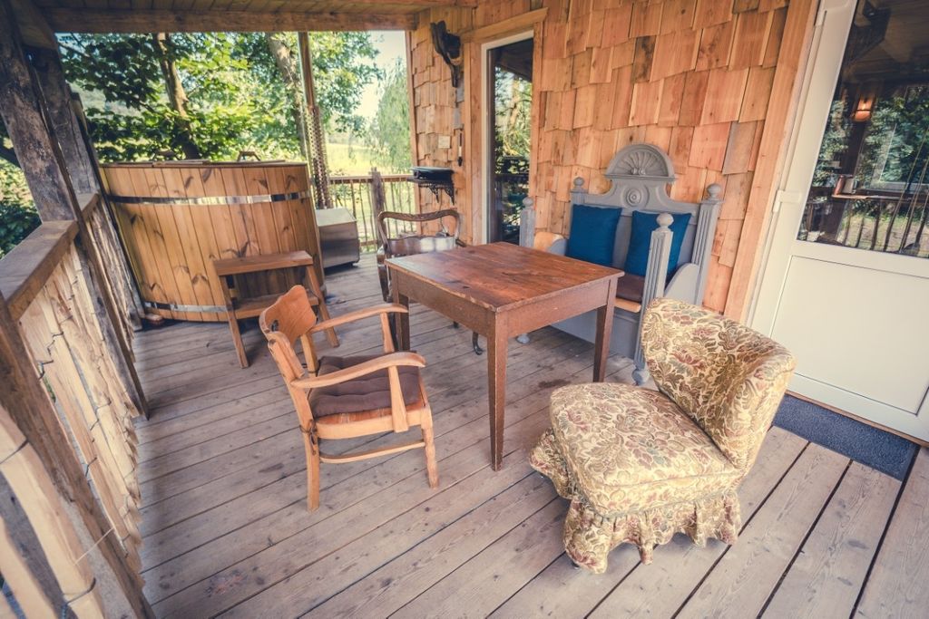 Casa sostenible en un árbol al borde del bosque