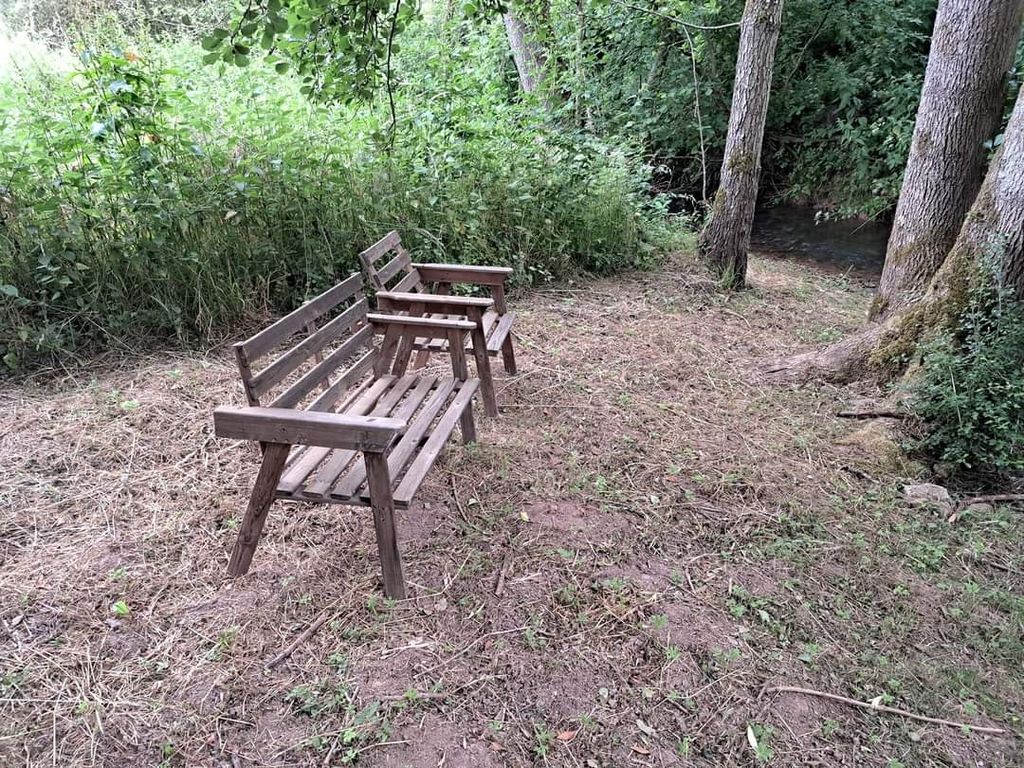 Camping con un arroyo en la región de Eifel