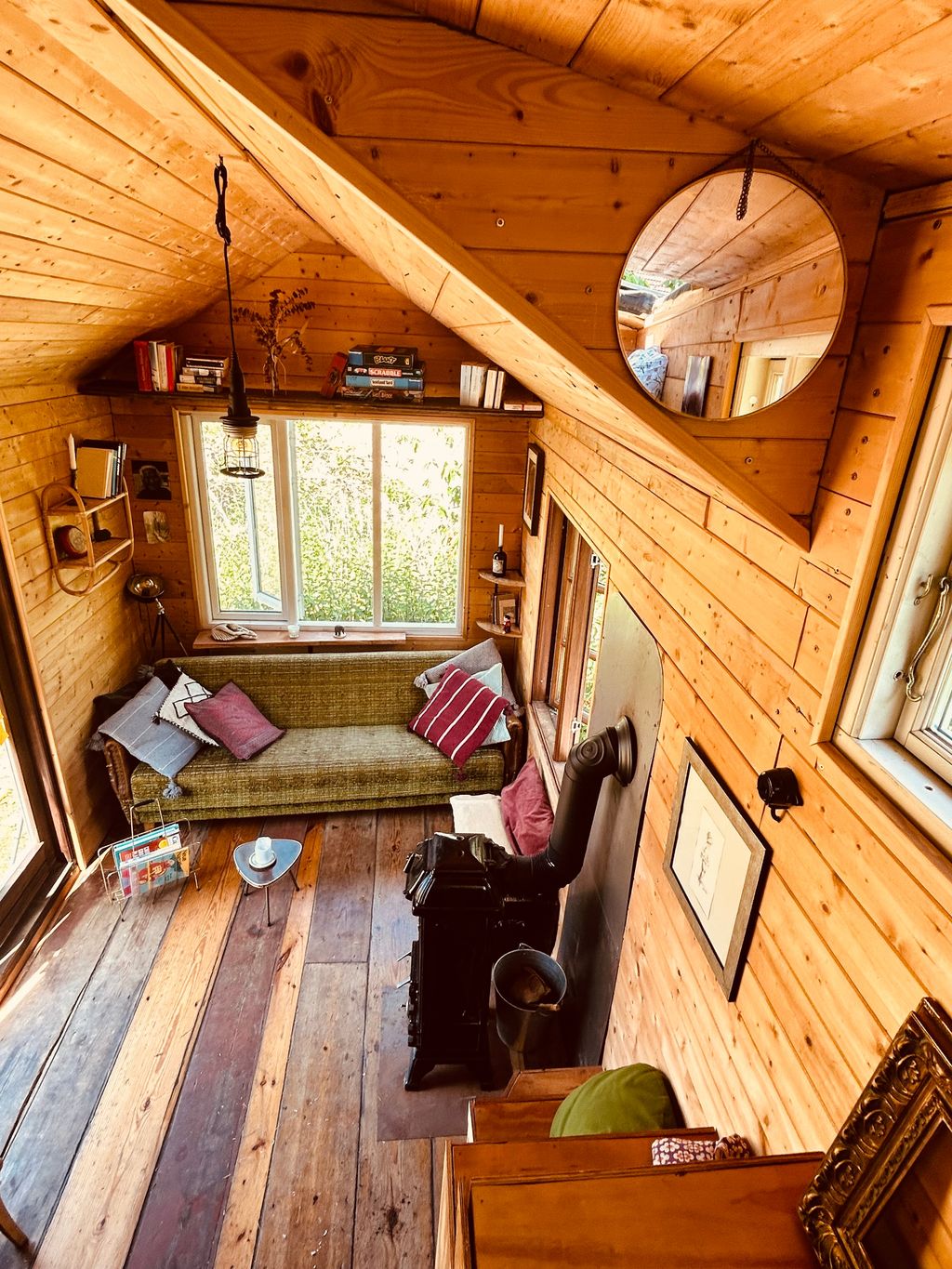 Casa minuscola con anima nel frutteto