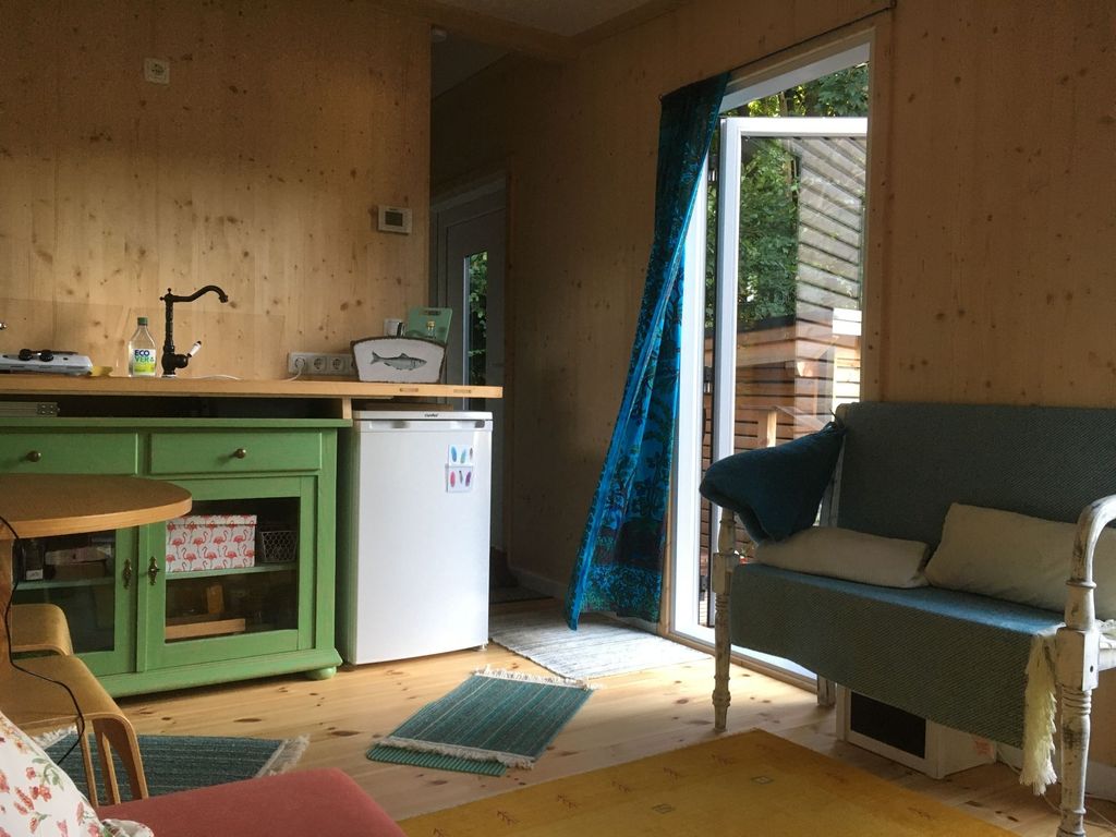 Casa minuscola a Buchenwald - minimalismo in riva al lago