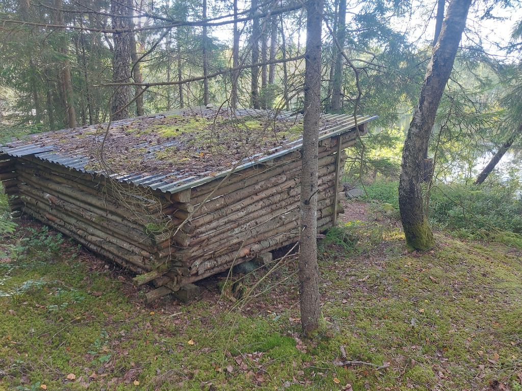Schutzhütte am See in Süd-Schweden 