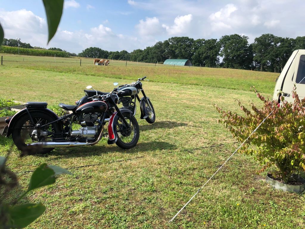Un endroit calme pour se détendre dans le village d'or