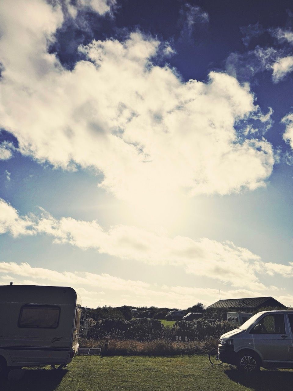 Camping natural en la costa oeste y los acantilados de Dinamarca