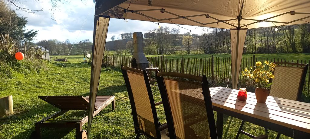 Idyllische Wiese am Bach mit Ausblick und Hütte