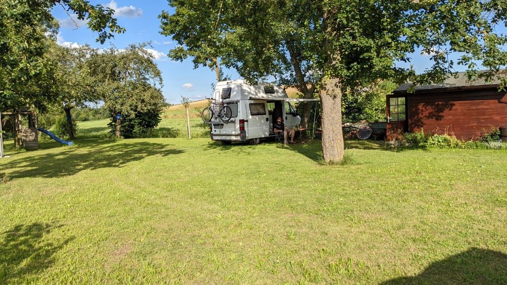 Huerto tranquilo rodeado de campos