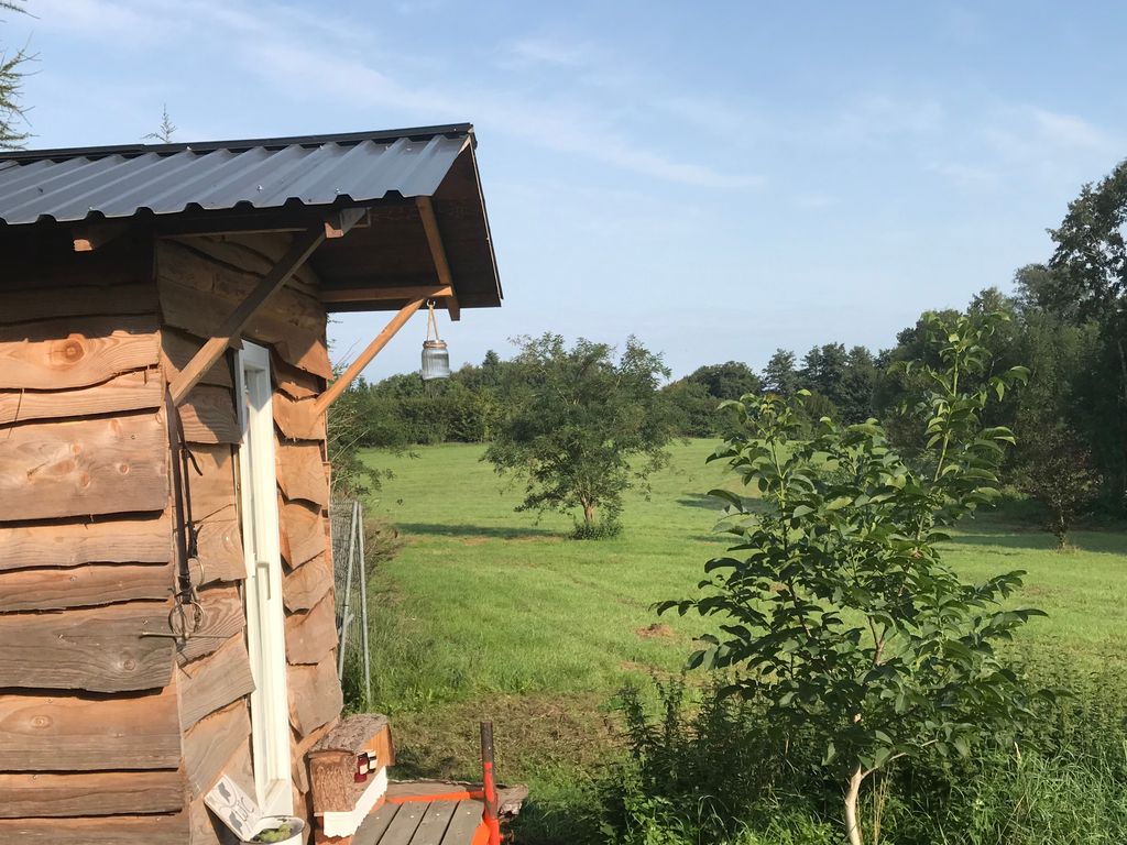 Camping à la ferme entre ruisseau et prairies