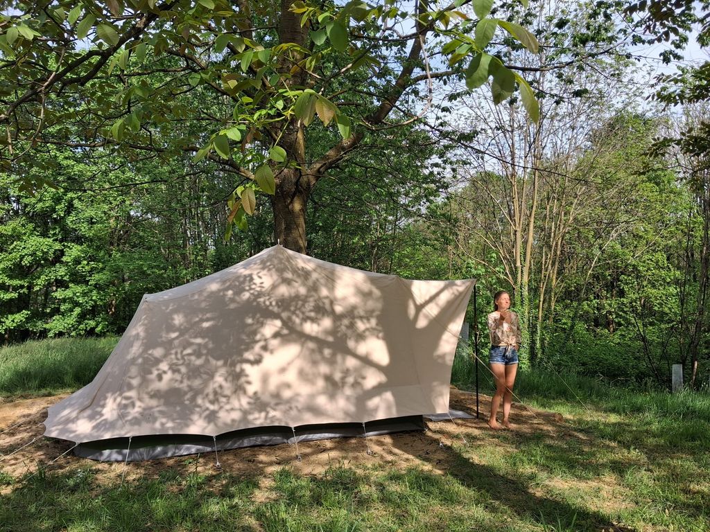 Tienda de glamping autosuficiente en un rincón apartado del bosque