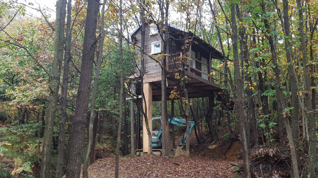 Profitez d'une cabane confortable dans une forêt privée