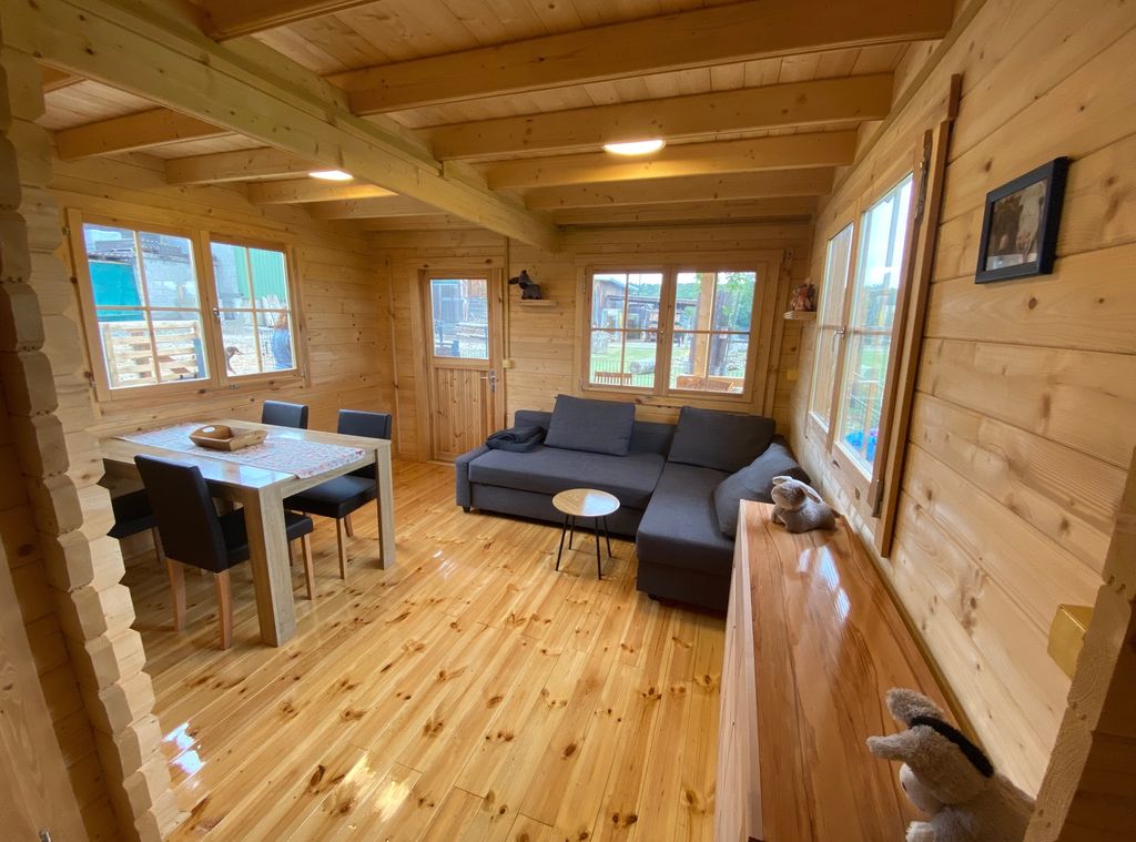 Pernottamento nella capanna di legno presso il recinto degli asini