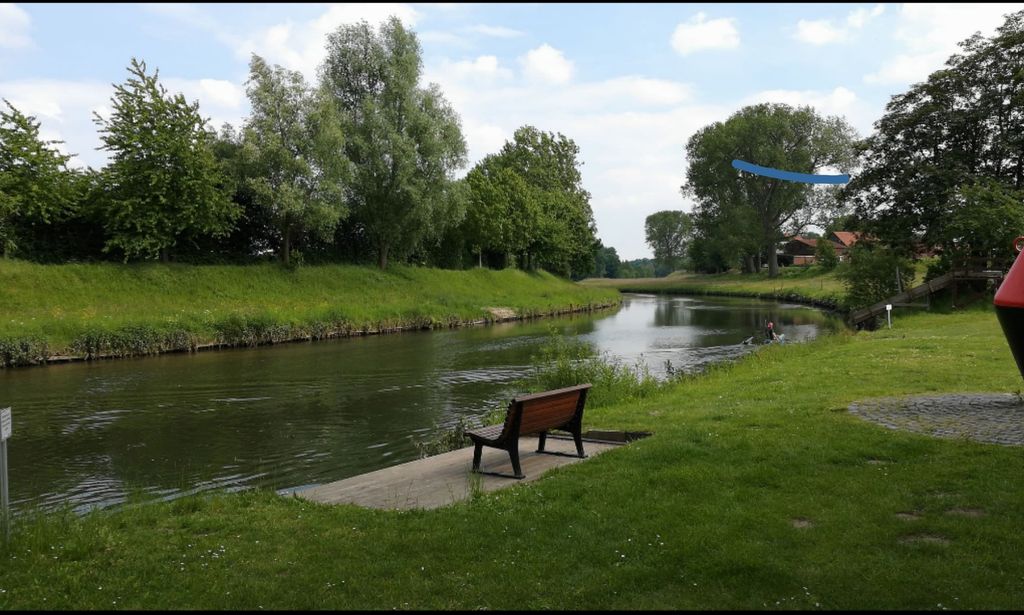 Prairie naturelle au bord de la rivière : canoë, vélo et culture à Herford