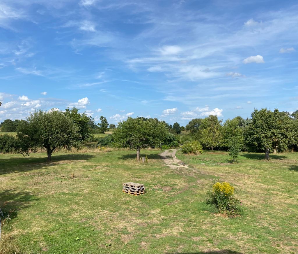 Piazzola tranquilla ai margini di un campo 