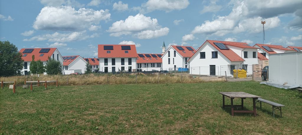 Parcela ajardinada natural a las afueras del pueblo
