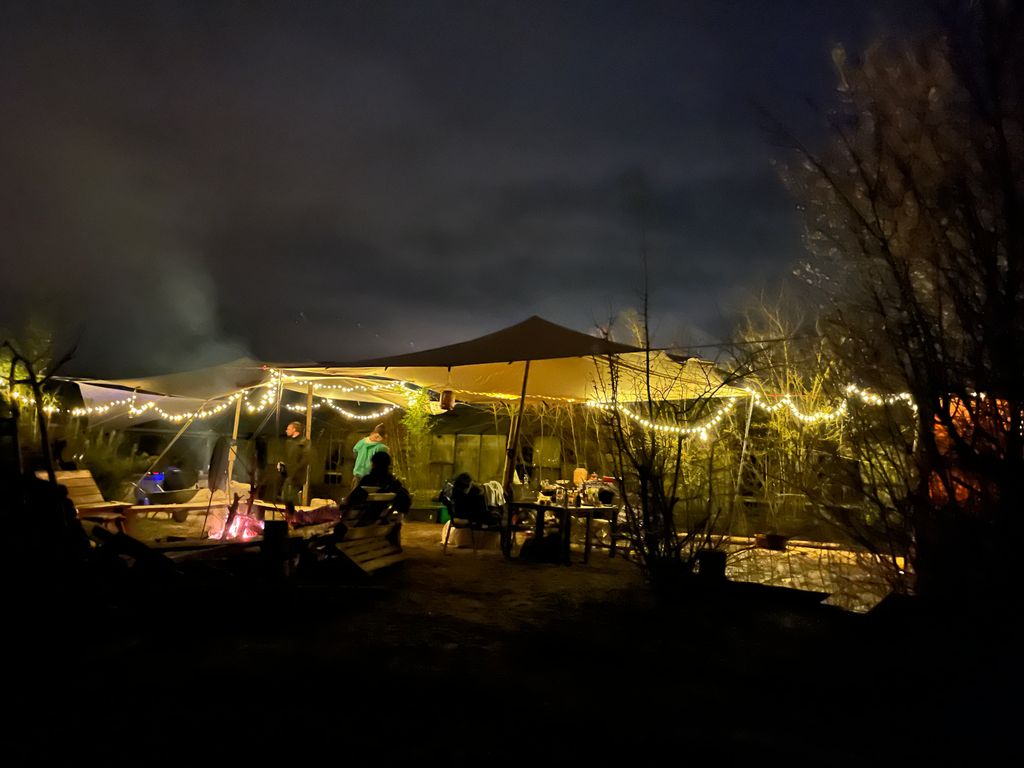 Rheingau-Idylle: Geräumiges Zelt in den Weinbergen