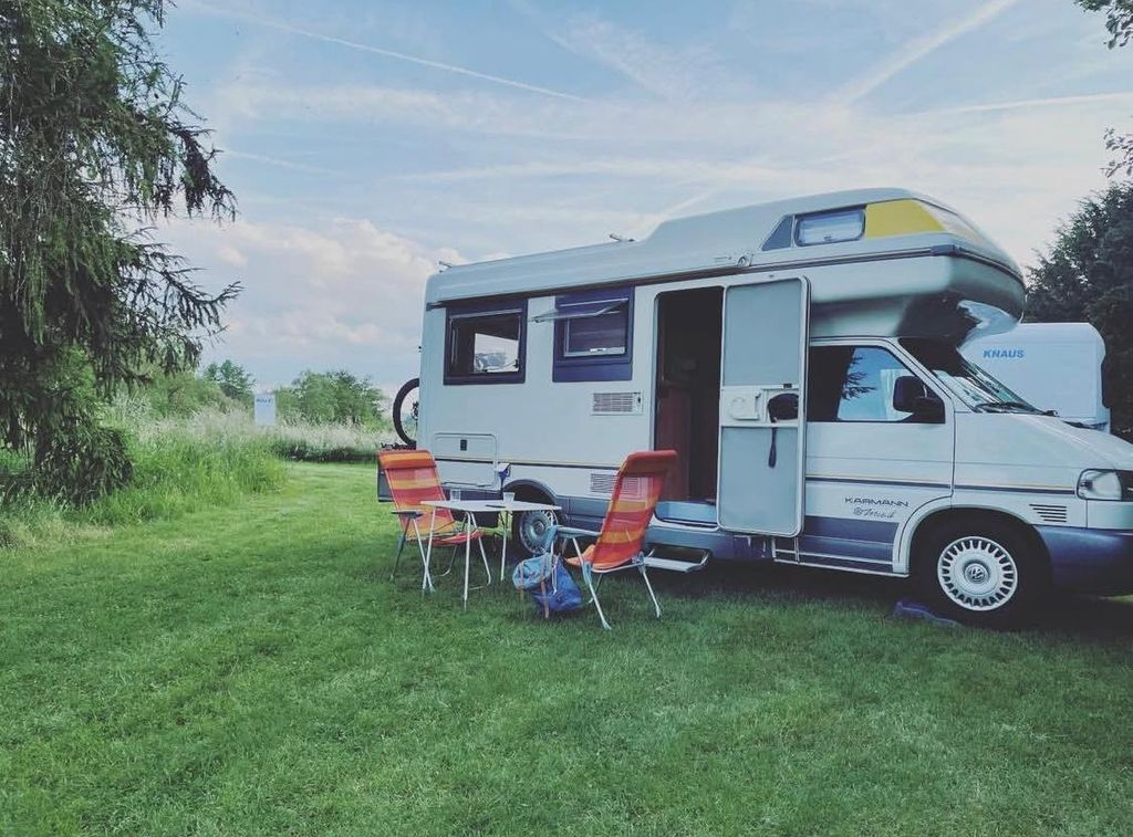 Camping natural junto a la antigua caseta del guardagujas y la ruta ciclista