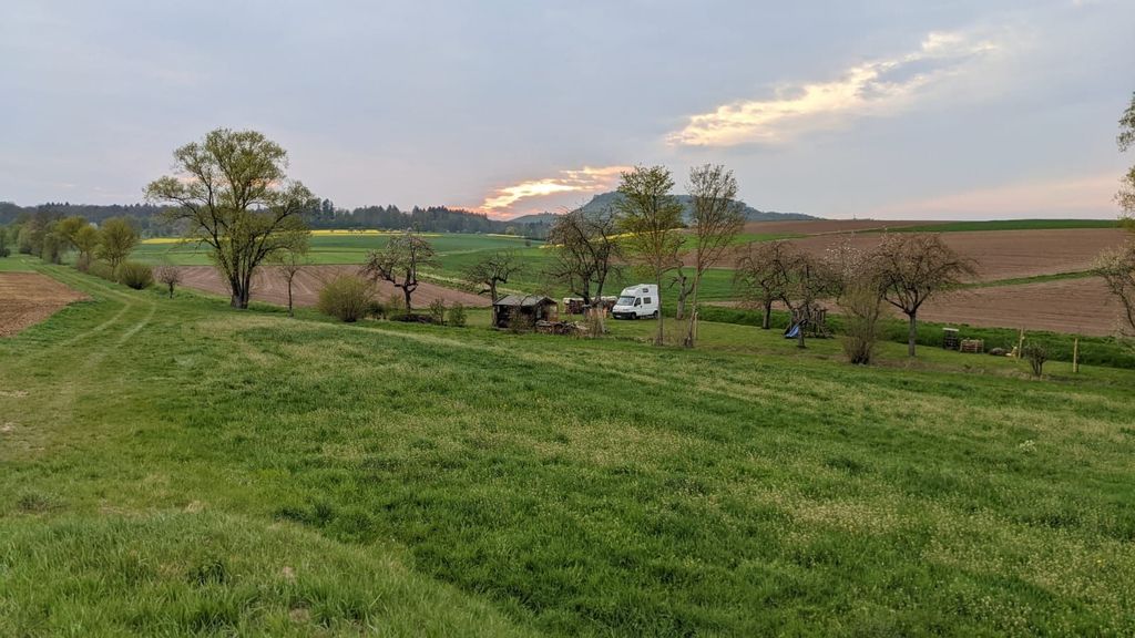 Huerto tranquilo rodeado de campos