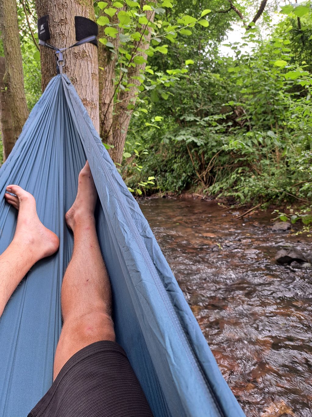 Camping con un arroyo en la región de Eifel