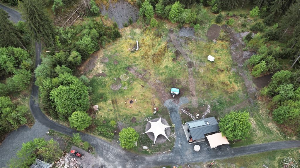 Acampada en el Fellberg, entre montones de pizarra