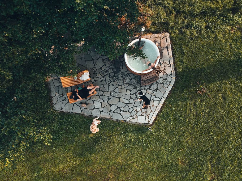 Pradera con sauna, jacuzzi y terraza estanque
