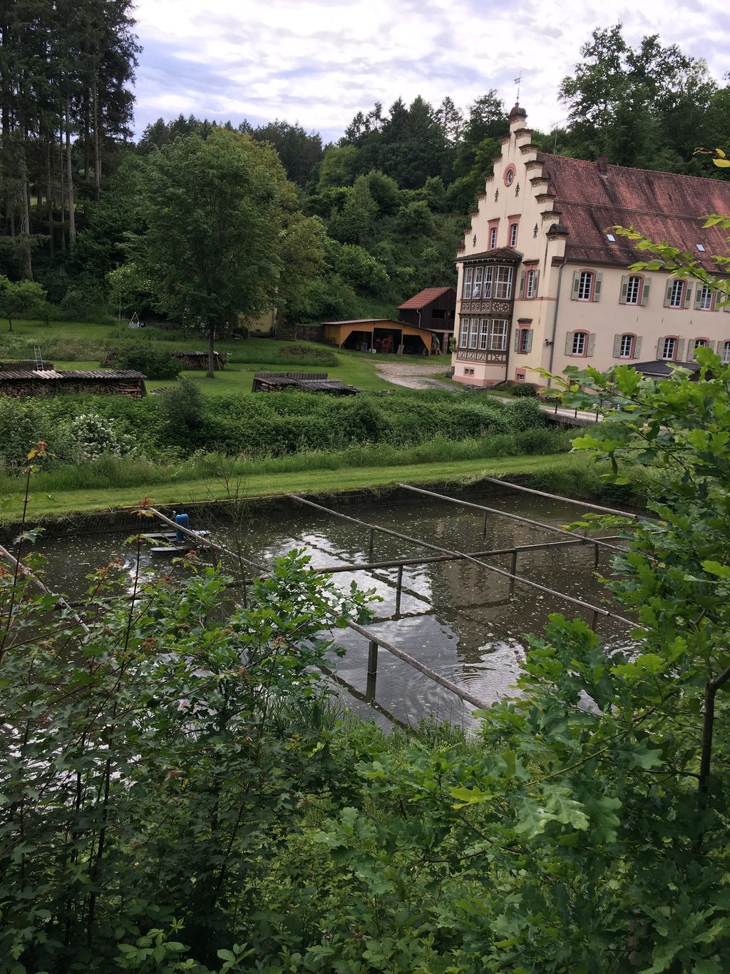 Près du ruisseau dans le village idyllique de Marienthal