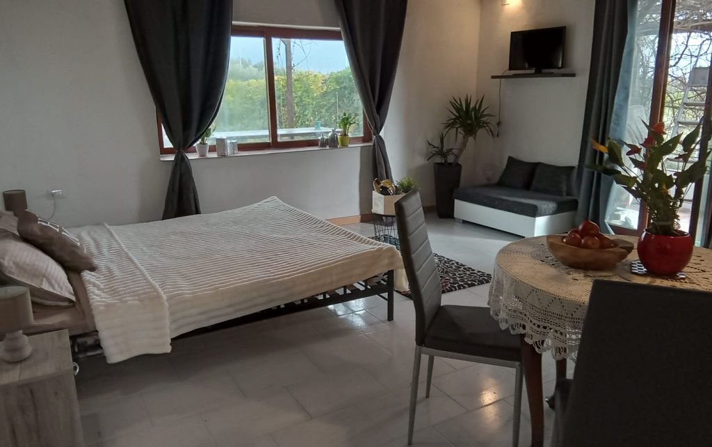 Tranquilo Glamping Villa con vistas a la piscina y terraza