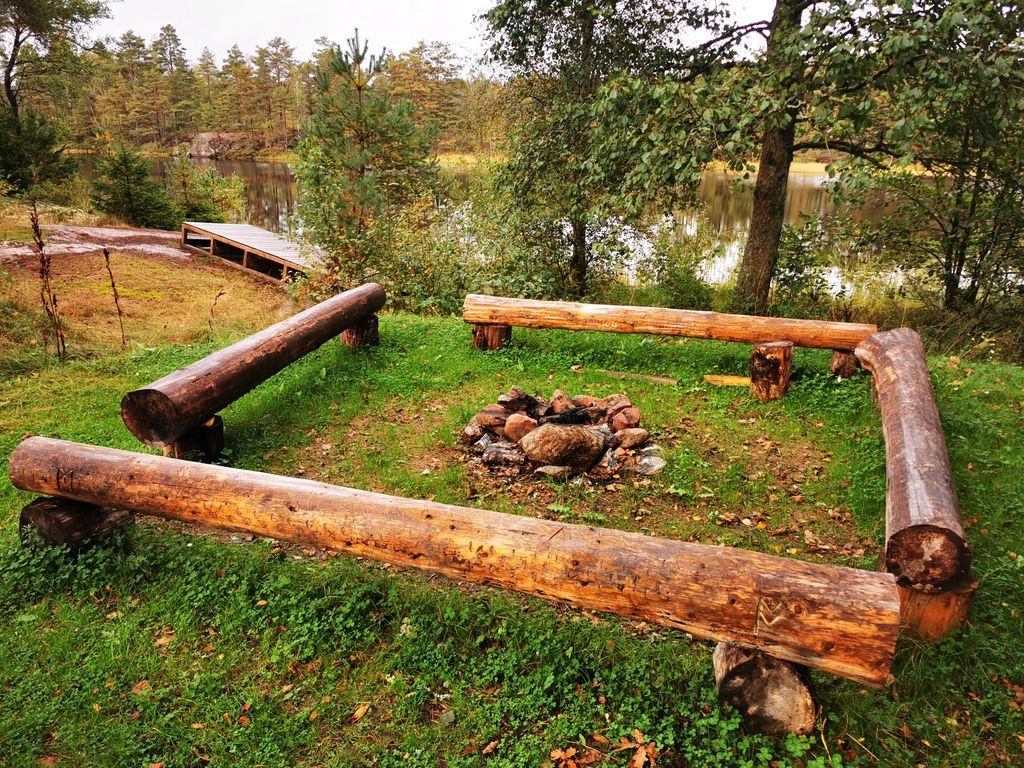 Campamento en plena naturaleza sueca junto al lago
