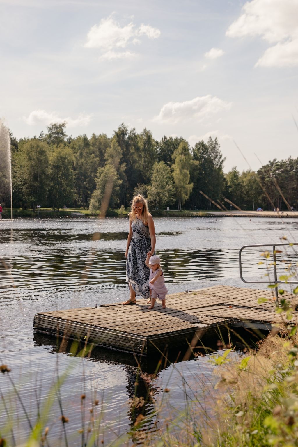 Rancho con caballos y ganado en el canal Ems-Jade