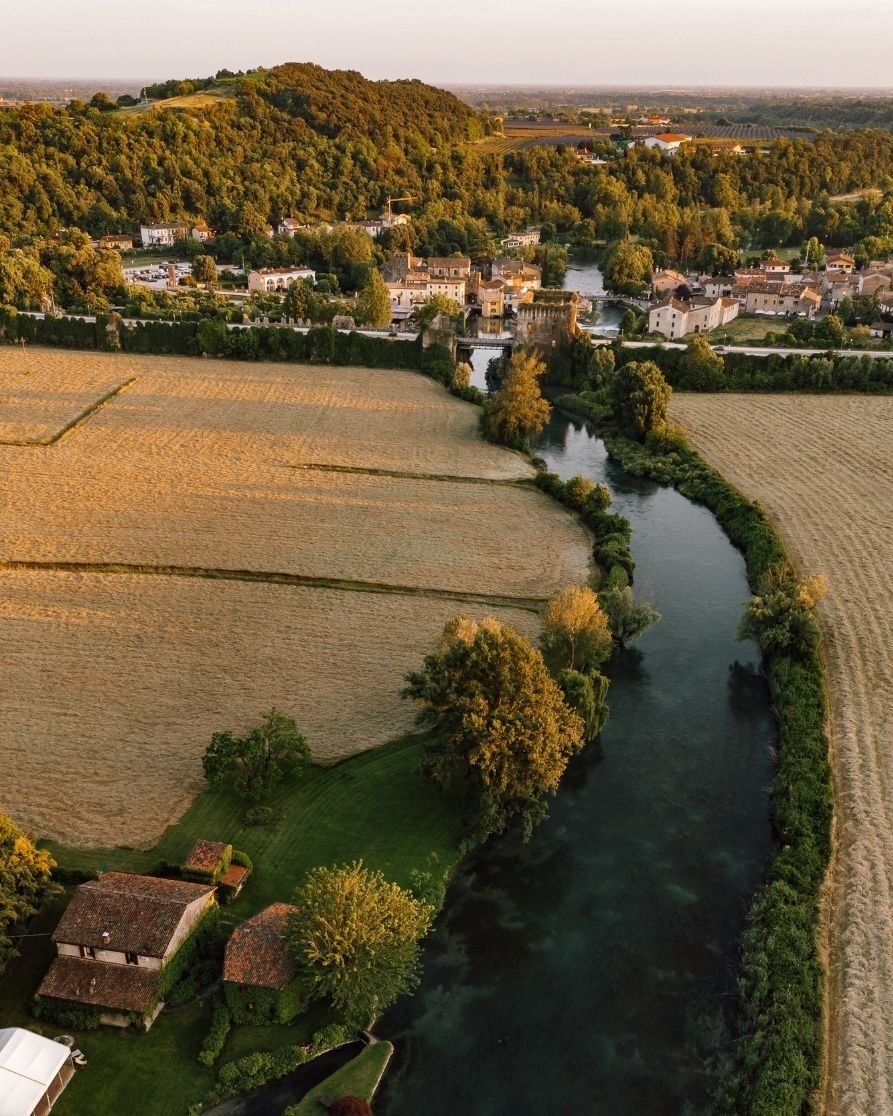 Ort am Ufer des Flusses Mincio